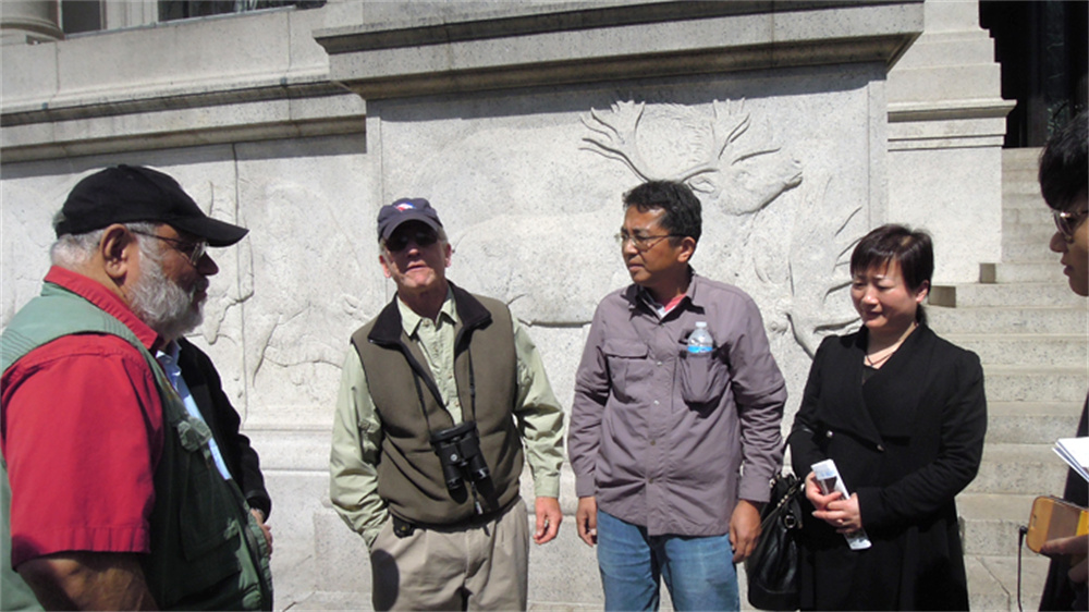 与纽约博物馆馆长、美国专家雅各布、杰夫·莫宁等专家一起交流.jpg