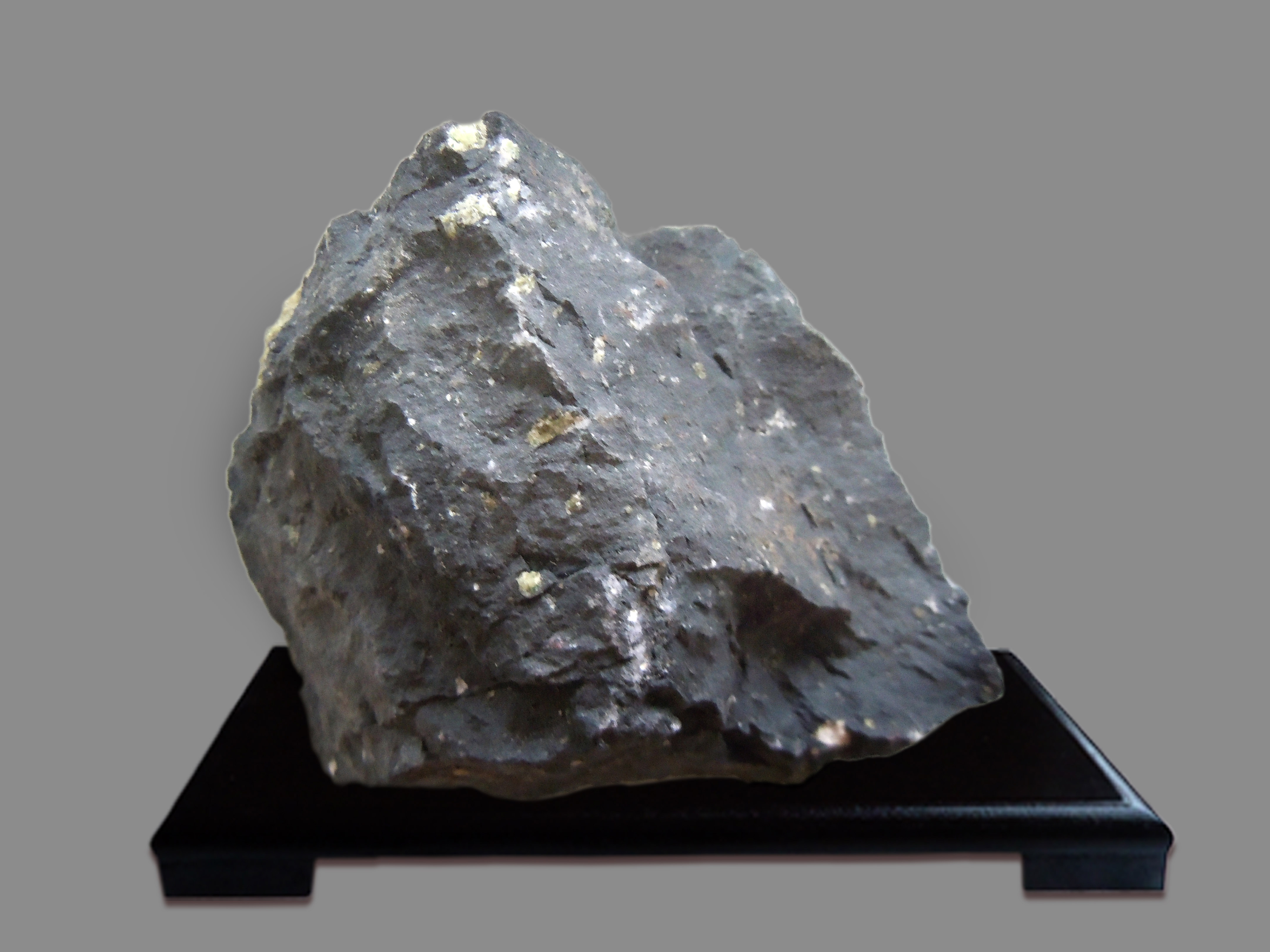 气孔状含橄火山熔岩